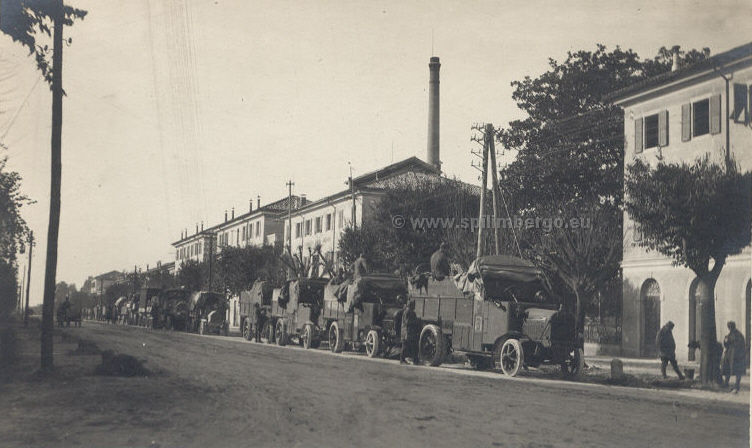 Udine, Viale Venezia. Fabbrica birra Moretti. Austriaci in fuga, caricano i macchinari sui camion.jpg